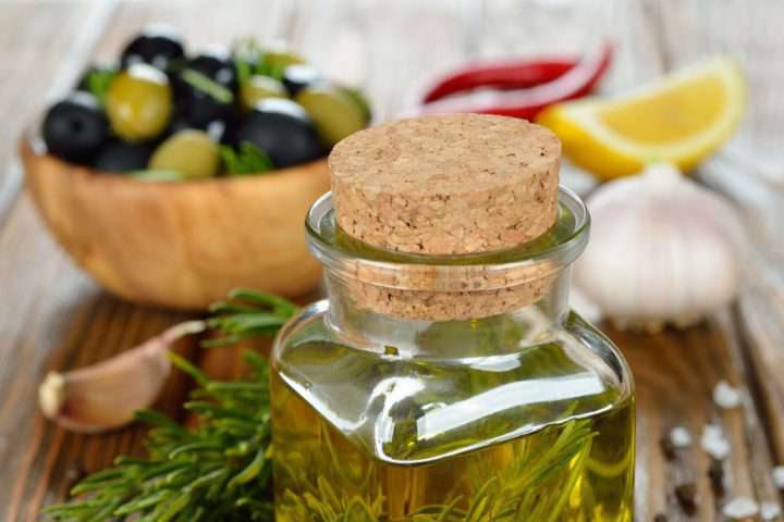 Оливковое масло с чесноком и тимьяном
